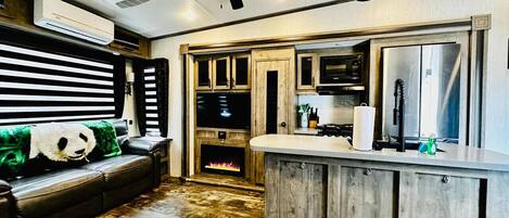 Televisión, chimenea y oficina