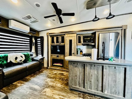 TV, fireplace, offices. Puffy Panda RV - Hot Tub - Pet Friendly - Sleeps 2