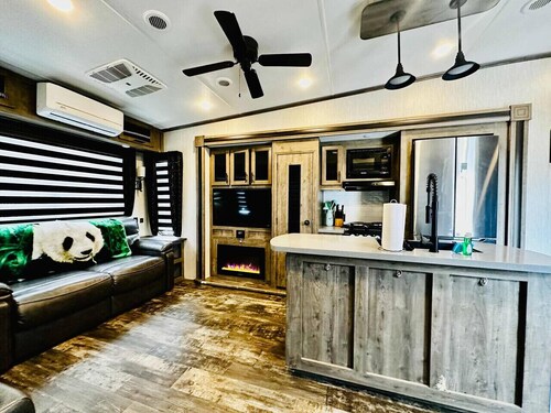 Puffy Panda RV - Hot Tub - Pet Friendly - Sleeps 2