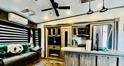 Puffy Panda RV - Hot Tub - Pet Friendly - Sleeps 2
