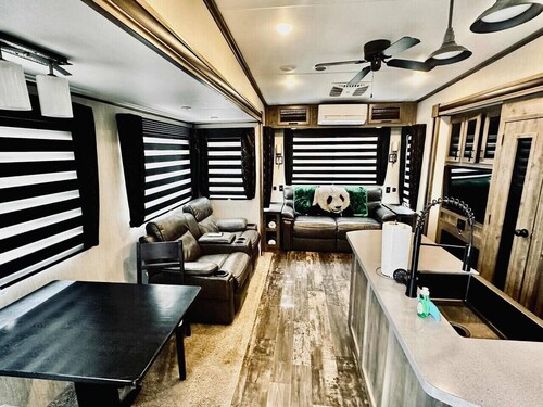 Puffy Panda RV - Hot Tub - Pet Friendly - Sleeps 2