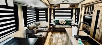 Puffy Panda RV - Hot Tub - Pet Friendly - Sleeps 2