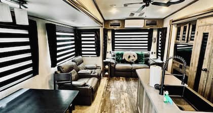 Puffy Panda RV-Hot Tub-Sleeps 2