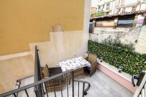 Outdoor dining - Casa Lentisco: A bright and sunny apartment which faces the sun and the sea, with Free WI-FI. (Camerota)