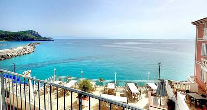 Casa Lentisco: A bright and sunny apartment which faces the sun and the sea, with Free WI-FI.