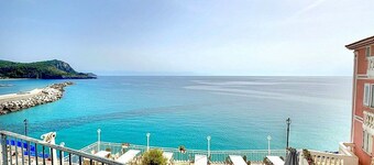 Casa Lentisco: A bright and sunny apartment which faces the sun and the sea, with Free WI-FI.