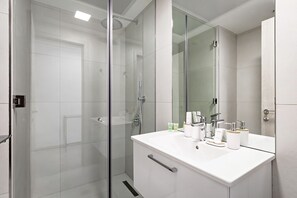 Bathroom - Bright 1BR with balcony in Luma 22 (Dubai)