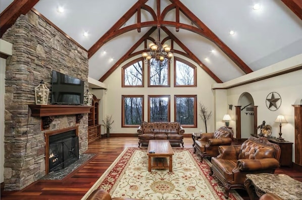 Smart TV, fireplace, table football, books - Grand Holiday Retreat • Fitness Center • Cinema • Arcade • Games • Pinball (Sevierville)