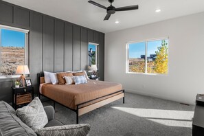 6 bedrooms, desk, travel crib, free WiFi - Blue Sage Modern Sleeps 27 with Pickleball and Theater (Fish Haven)