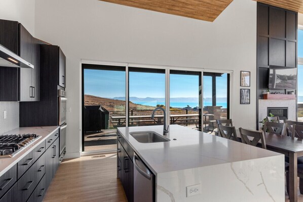 Frigorífico, microondas, horno y placa de cocina