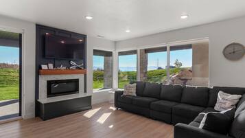 Älytelevisio, takka, pöytätennispöytä, stereot