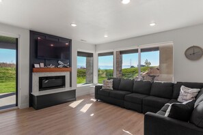 Een smart-tv, een open haard, een tafeltennistafel en een stereo