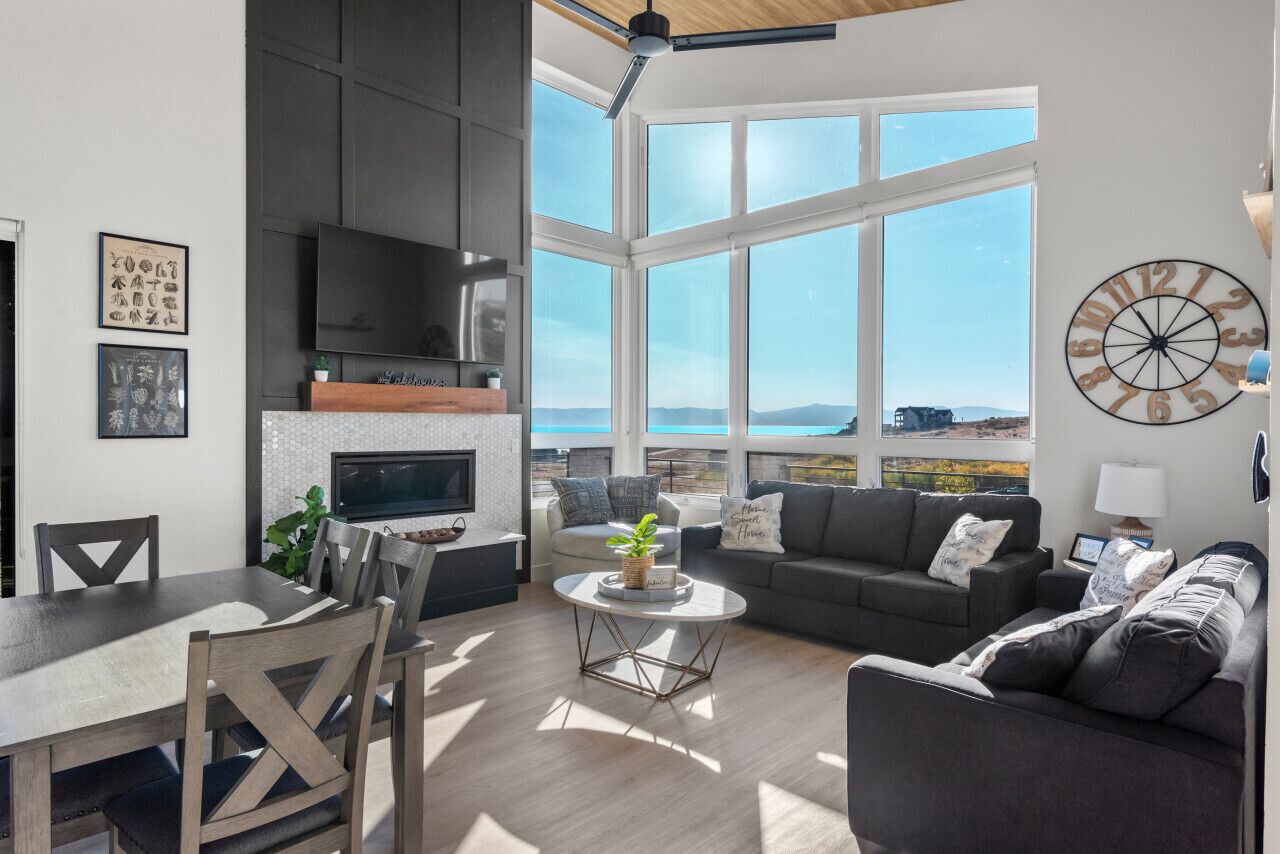 Smart TV, fireplace, table tennis, stereo