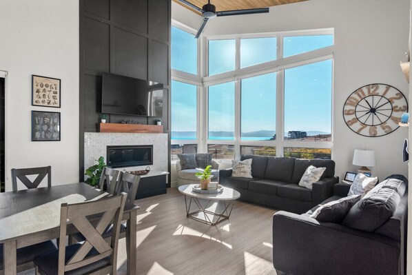 Een smart-tv, een open haard, een tafeltennistafel en een stereo