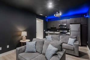 Una Smart TV, una chimenea, una mesa de tenis de mesa