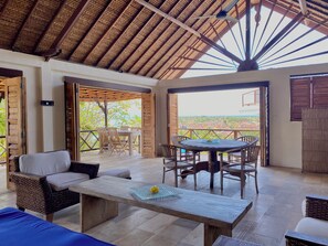 Outdoor dining - Charming villa with WiFi and AC in enchanting Nusa Lembongan OCEAN VIEW (Nusa lembongan)