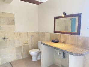 Shower, hair dryer, towels, soap - Charming villa with WiFi and AC in enchanting Nusa Lembongan OCEAN VIEW (Nusa lembongan)