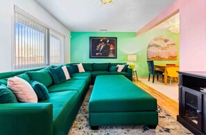 Smart TV - Artists in Wonderland: One-of-a-kind Vibrant Home (Yucca Valley)