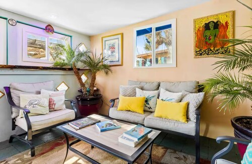 Artists in Wonderland: One-of-a-kind Vibrant Home