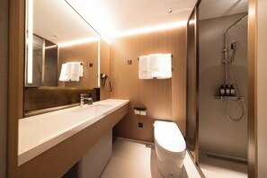 Familien-Dreibettzimmer, Stadtblick | Badezimmer