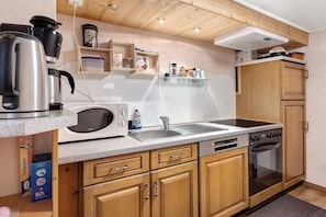 Kjøleskap, mikrobølgeovn, ovn og kokeplater