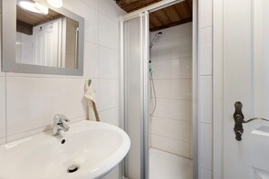 Een douche, een haardroger, handdoeken