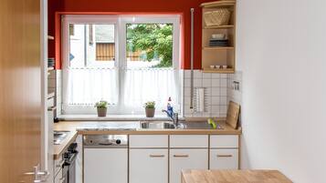 Frigorífico, microondas, horno y placa de cocina