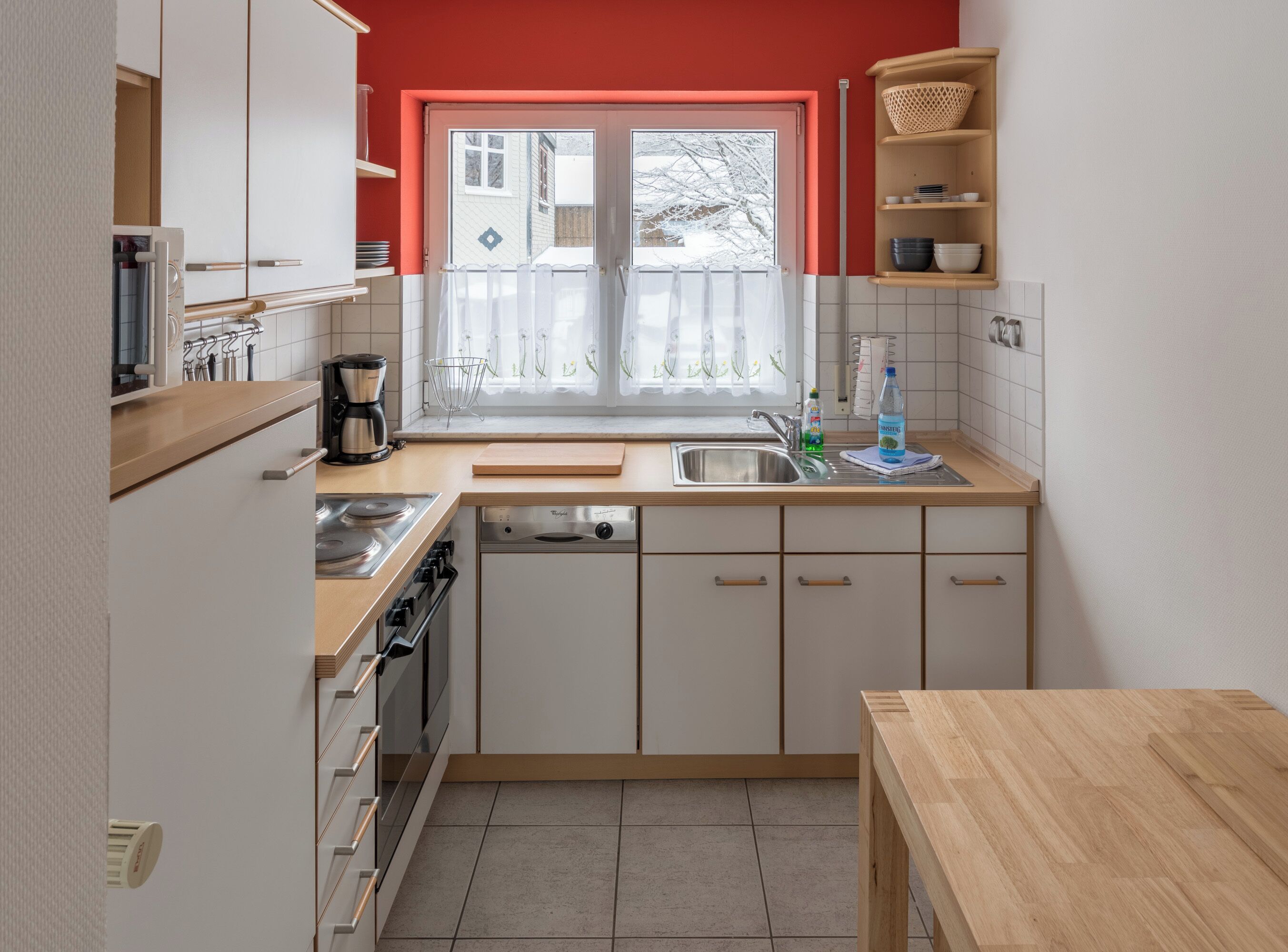 Køleskab, mikrobølgeovn, ovn, kogeplade