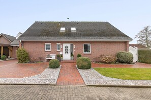 Exterior - Apartment 'Ferienwohnung Neumann' with Shared Garden, Balcony and Wi-Fi (Wesselburen)
