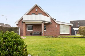Exterior - Apartment 'Ferienwohnung Neumann' with Shared Garden, Balcony and Wi-Fi (Wesselburen)