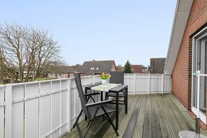 Outdoor dining - Apartment 'Ferienwohnung Neumann' with Shared Garden, Balcony and Wi-Fi (Wesselburen)