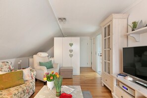 TV, stereo - Apartment 'Ferienwohnung Neumann' with Shared Garden, Balcony and Wi-Fi (Wesselburen)