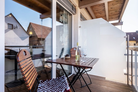 Outdoor dining. Apartment "Trollinger" with Balcony and Wi-Fi