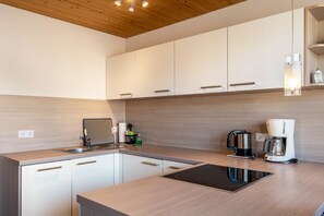 Fridge, oven, stovetop, dishwasher