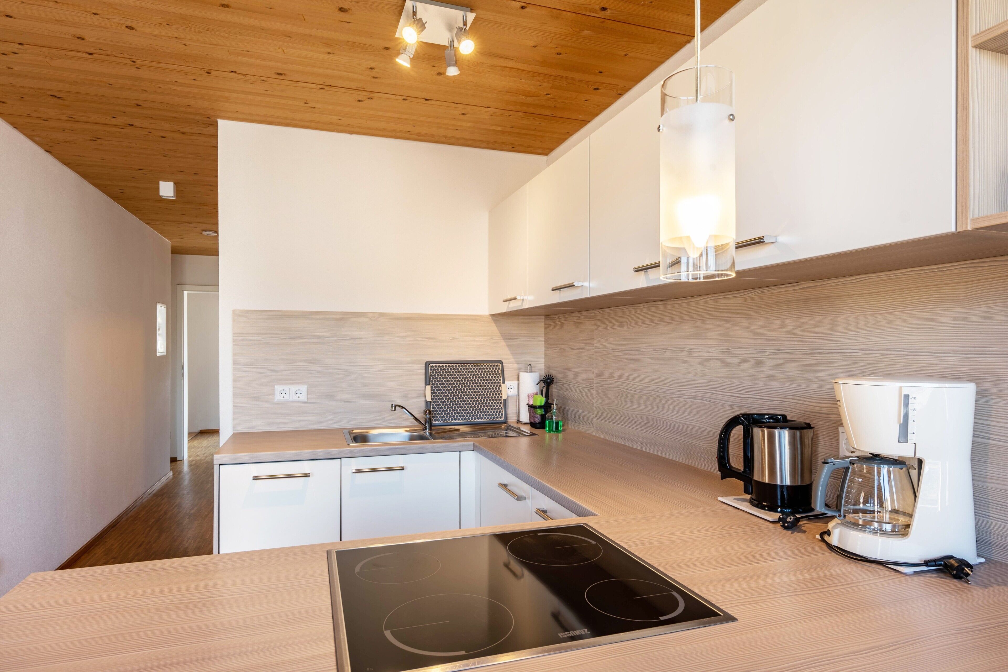 Réfrigérateur, un four, surface de cuisson, lave-vaisselle