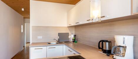 Réfrigérateur, un four, surface de cuisson, lave-vaisselle