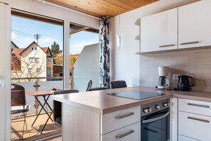 Jääkaappi, uuni, liesi, astianpesukone