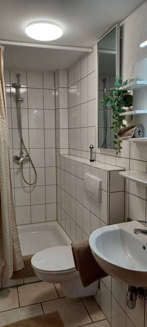 Regadera, secadora de cabello, toallas 