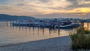 A marina with boats docked, a pier, and a calm lake with hills in the background. - Apartment 'Mina' with Shared Terrace, Shared Garden and Wi-Fi (Leibertingen)