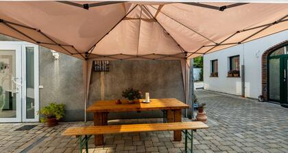 Einzimmerapartment "Friesenstube" mit Privatterrasse, Gemeinschaftsgarten und WLAN