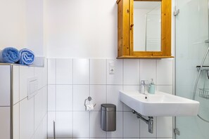 Shower, hair dryer, towels - Studio Apartment "Friesenstube" with Private Terrace, Shared Garden & Wi-Fi (Kerken)