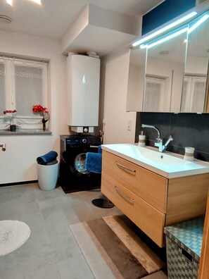 Dusche, kostenlose Toilettenartikel, Haartrockner, Handtücher