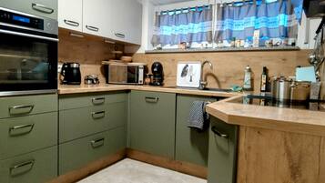 Een koelkast, een magnetron, een oven, een kookplaat