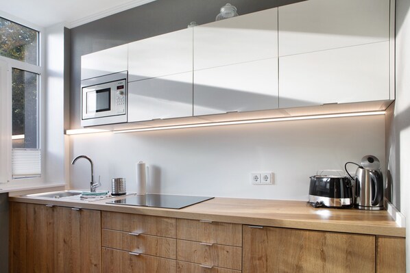 Fridge, microwave, stovetop, dishwasher