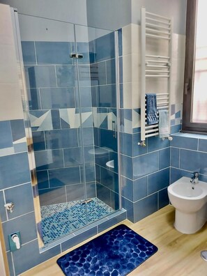 Dusche, Haartrockner, Bidet, Handtücher