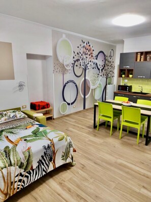 Een strijkplank/strijkijzer, wifi, beddengoed