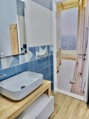 Een douche, een haardroger, een bidet, handdoeken