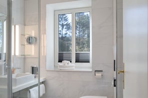 Suihku, hiustenkuivaaja, pyyhkeet