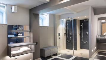 Dusj, hårføner og håndklær