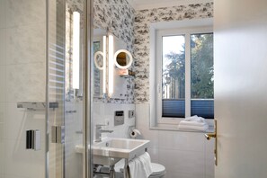 Suihku, hiustenkuivaaja, pyyhkeet